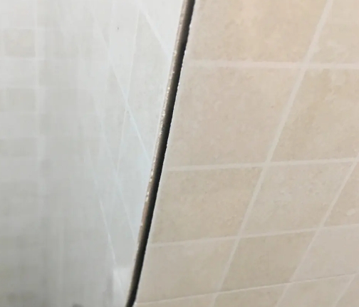 屯留瓷砖空鼓维修公司分享阳台瓷砖脱落的修复过程可以分为以下几个步骤