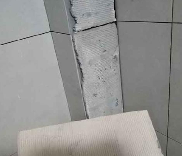 屯留瓷砖空鼓维修公司分享下厨房瓷砖脱落的补救措施。